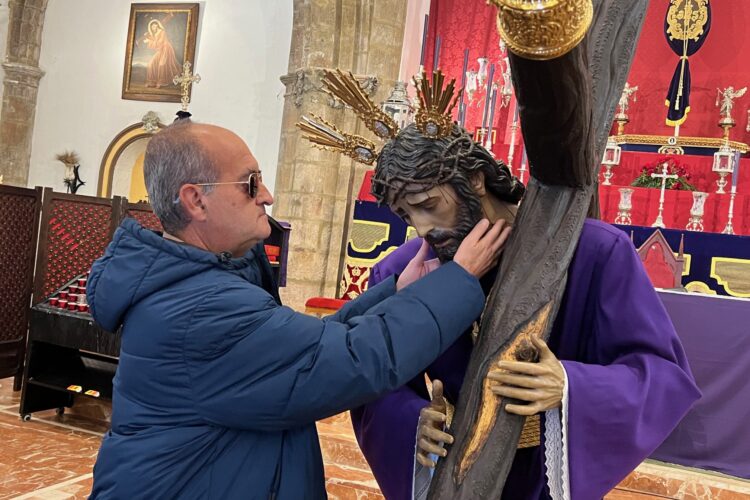 Los invidentes rondeños palpan y sienten a Padre Jesús a través de sus manos