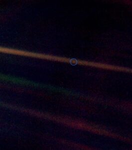 Imagen de la Tierra a 6.000 millones de kilómetros tomada por la sonda Voyager 1. (NASA/JPL).