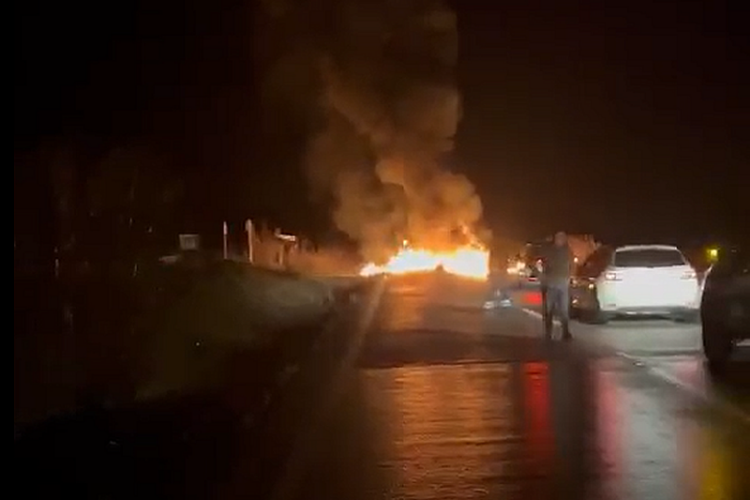 Los agricultores cortan la A-367 Ronda-Campillos con barricadas en llamas