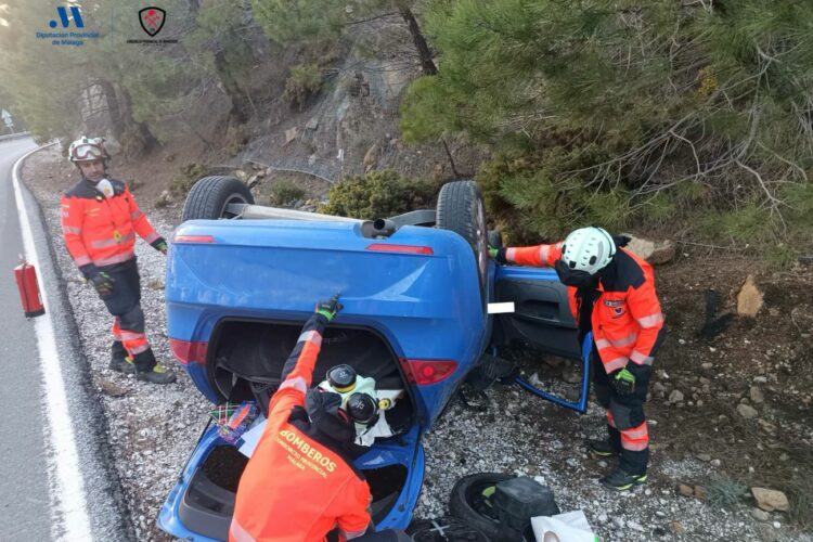 Un conductor resulta ileso tras volcar su turismo de forma aparatosa en la carretera Ronda-San Pedro