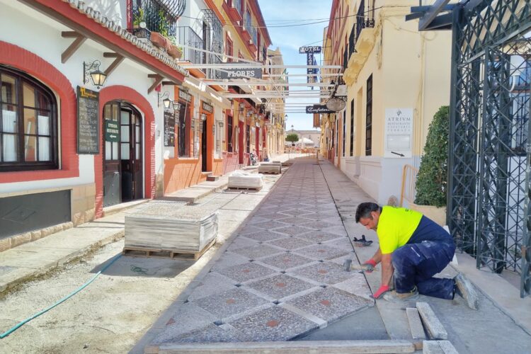 Las obras de rehabilitación de la calle José Aparicio, junto a Blas Infante, entran en su recta final