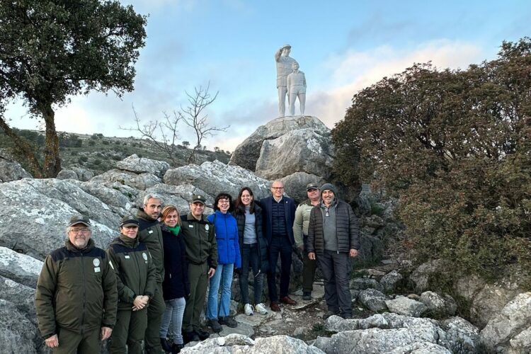 La Junta restaura el monumento al guarda forestal del Parque Nacional Sierra de las Nieves