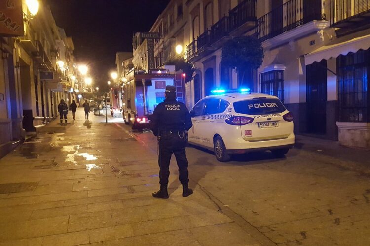 Detienen a un conductor ebrio que circulaba con una rueda menos tras chocar con una esquina