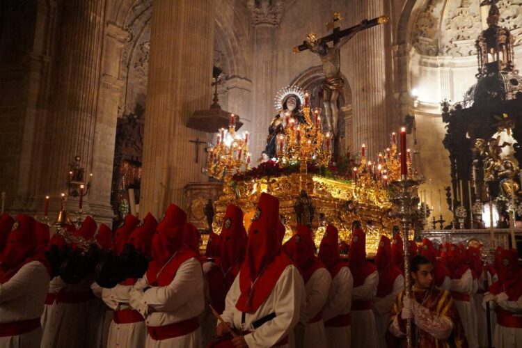 Miércoles Santo: La borrasca también deja en sus templos a La Columna y a El Silencio