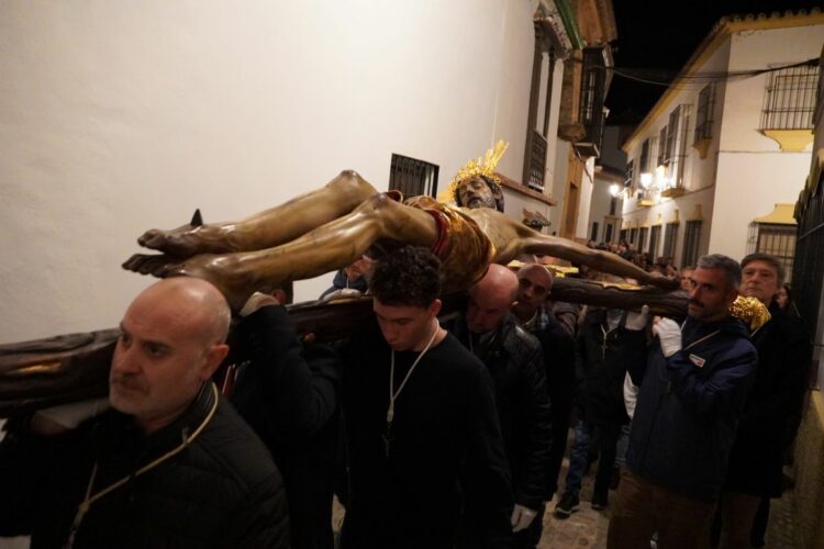 Silencio y oraciones en el tradicional traslado del Cristo de la Sangre