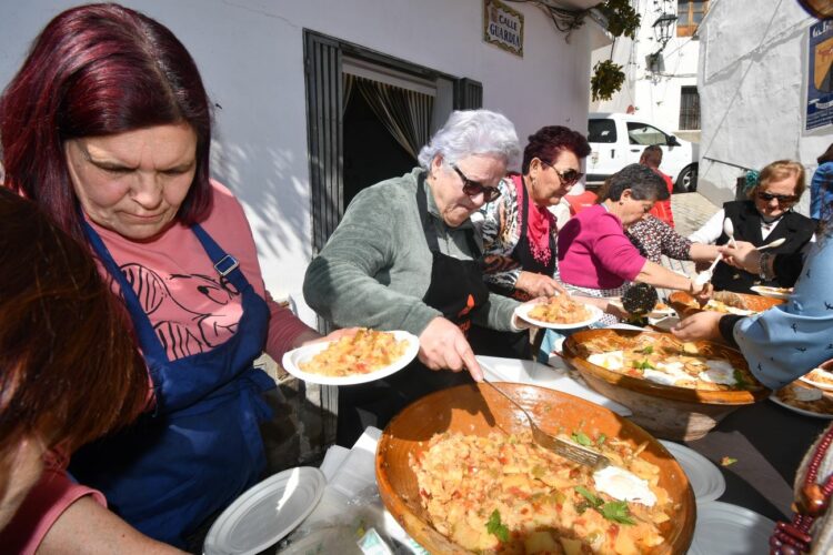 Jubrique celebró el Día de Andalucía con su típico gazpacho caliente
