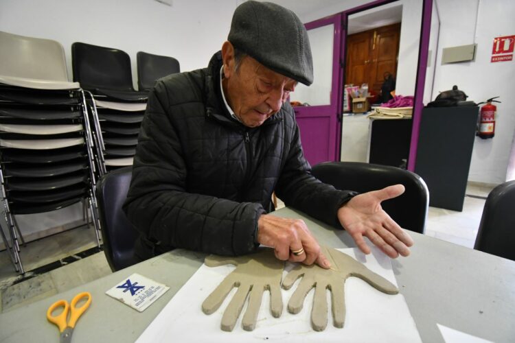 Los vecinos de Benadalid elaboran figuras de cerámica para crear un gran mural en el pueblo