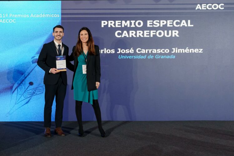 El economista rondeño Carlos José Carrasco es galardonado en los premios académicos AECOC