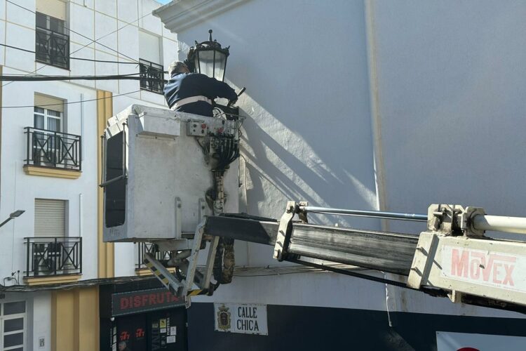 El Ayuntamiento instala farolas de bajo consumo en la calle Chica