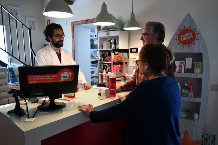 Octavio Carrasco, farmacéutico de Benalauría: «es como una farmacia de barrio, conoces a todos tus clientes»