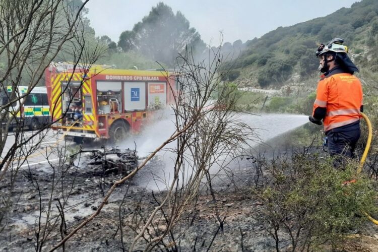 Un motorista resulta herido al salirse en la carretera Ronda-Gaucín y un peatón es arrollado por una moto en calle Armiñán