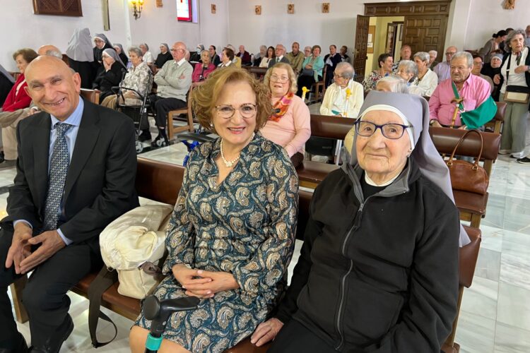 Sor Luisa celebra entre familiares, amigos y religiosas su cien cumpleaños