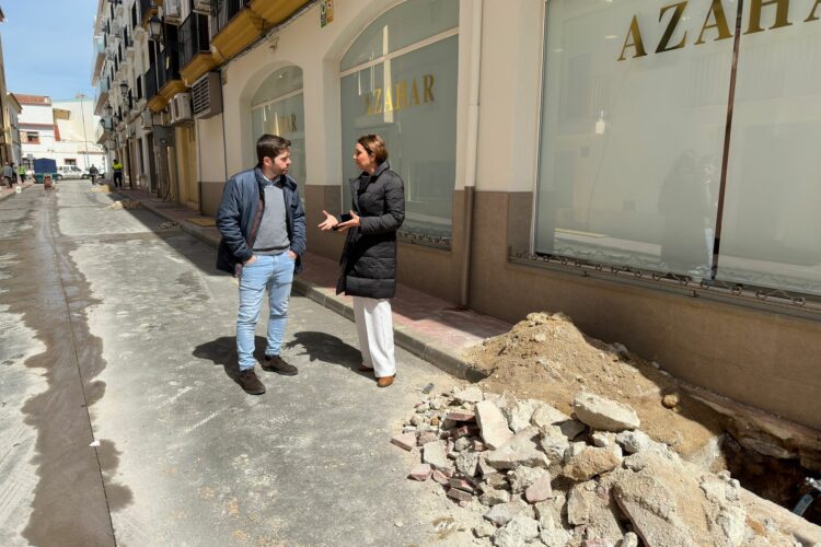 Mejoran las redes de abastecimiento y saneamiento en calle Serrato