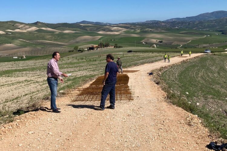 El Ayuntamiento acondiciona los caminos rurales de la pedanía de Los Villalones