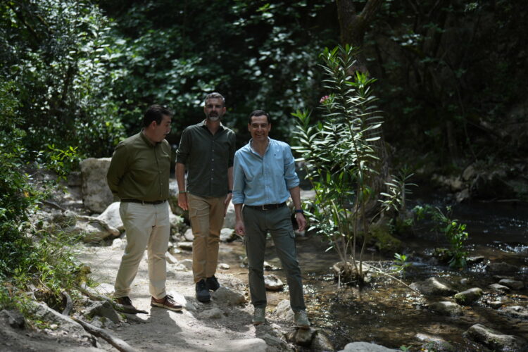 Juanma Moreno visita el Parque Natural Sierra de Grazalema en la antesala de su 40 aniversario
