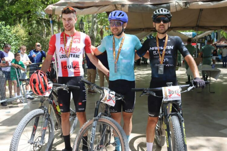 El ciclista José María Sánchez tarda menos de cuatro horas en completar los 101 kilómetros de la Legión