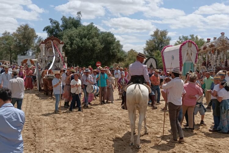 La Hermandad del Rocío de Ronda entra en la aldea almonteña tras seis días de camino