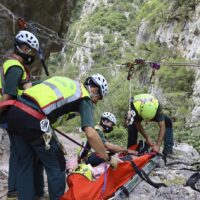 El Grupo de Montaña de la Guardia Civil y los bomberos rescatan a una senderista accidentada en la Sierra del Aljibe