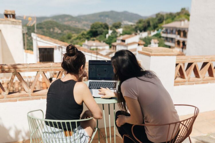 Benarrabá se convierte en un núcleo permanente de nómadas digitales que quieren trabajar en el pueblo