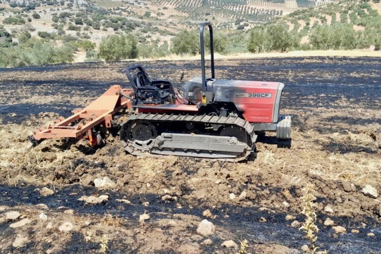 El incendio de un tractor cuando estaba arando provoca que ardan más de 4.000 metros de pastos