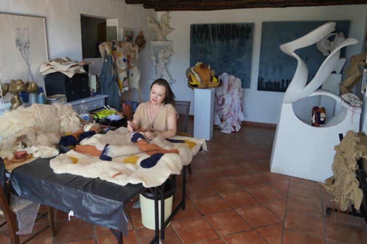 La diseñadora franco andaluza Marie Isabelle Poirier elige Genalguacil para crear sus telas