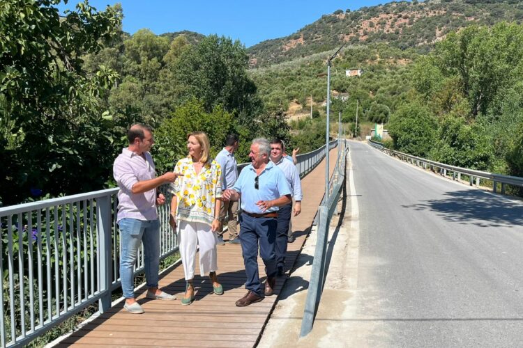 La Junta finaliza la pasarela peatonal que cruza el río Guadiaro en Cortes de la Frontera