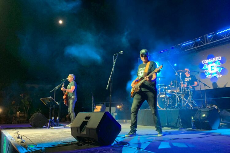 El Pinsapo Sound triunfa en su primera noche con el concierto del grupo ‘Los 80 Comando G’