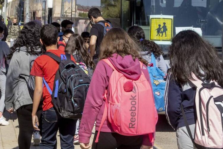 La Junta y el Ayuntamiento amplían los autobuses para el transporte escolar a los institutos