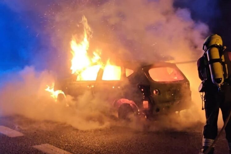 Segundo incendio de un turismo en lo que va de mes en la carretera A-374 Ronda-Sevilla