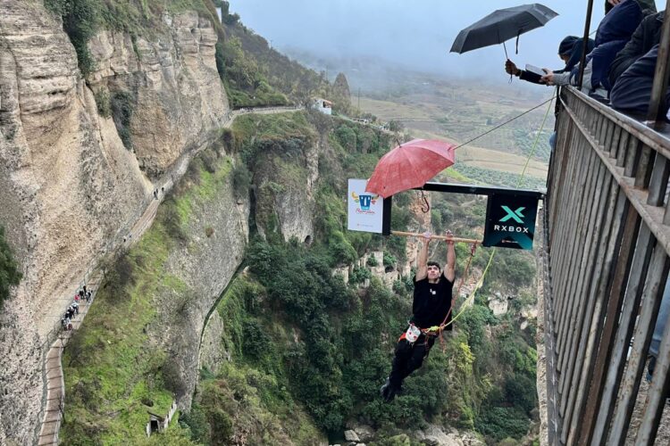El influencer argentino Gero Arias logra su reto viral al realizar 300 dominadas colgado del Puente Nuevo