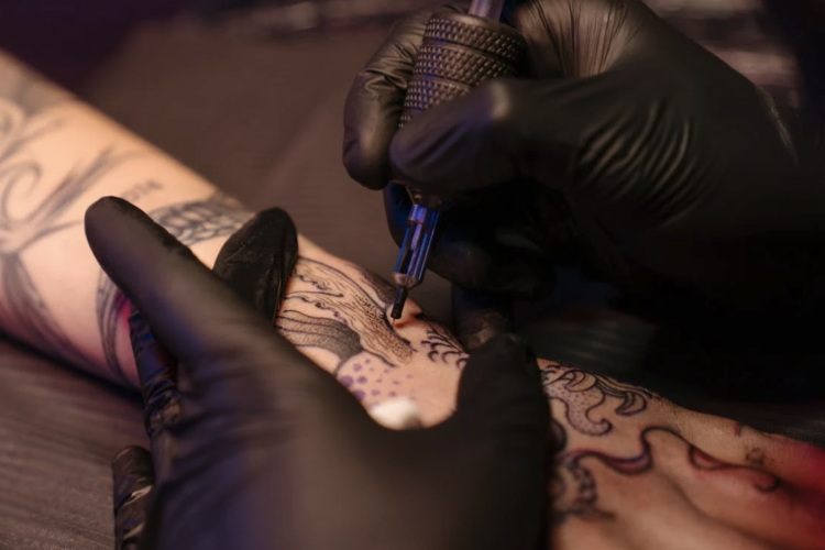 La importancia de certificarse como higiénico sanitario en el mundo del piercing, tatuaje y micropigmentación