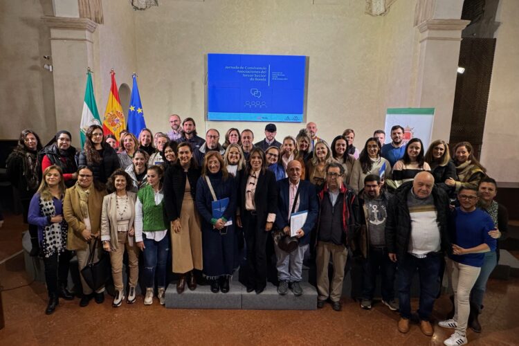 El Ayuntamiento convoca a una treintena de asociaciones sociales para poner en común sus experiencias