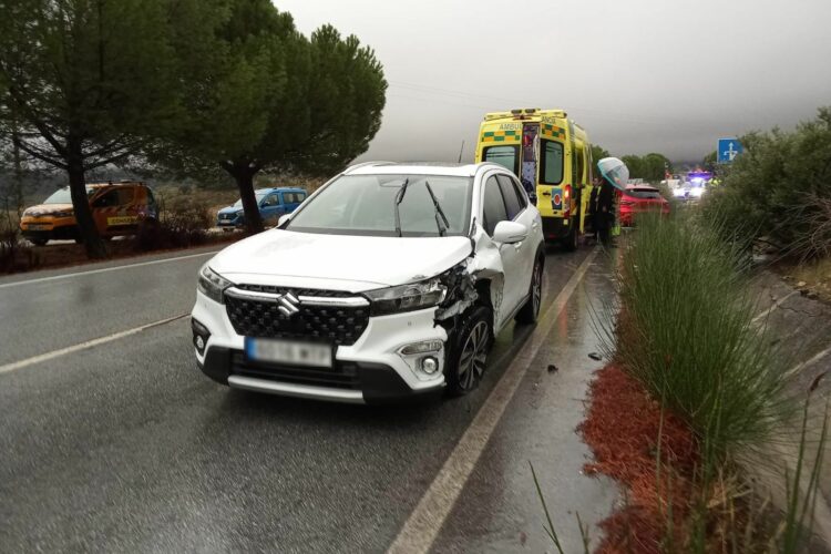 Las fuertes lluvias provocan un accidente de tráfico, el desprendimiento de un tejado y el corte de un carril