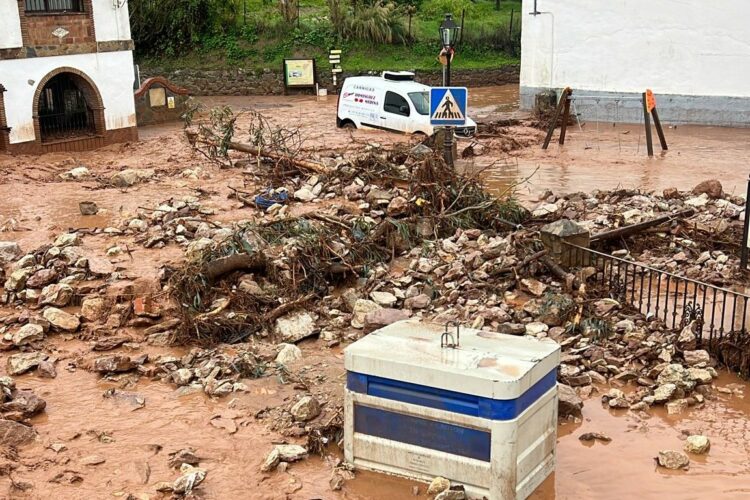 Las intensas lluvias de este jueves provocan el corte de varias carreteras en la Serranía