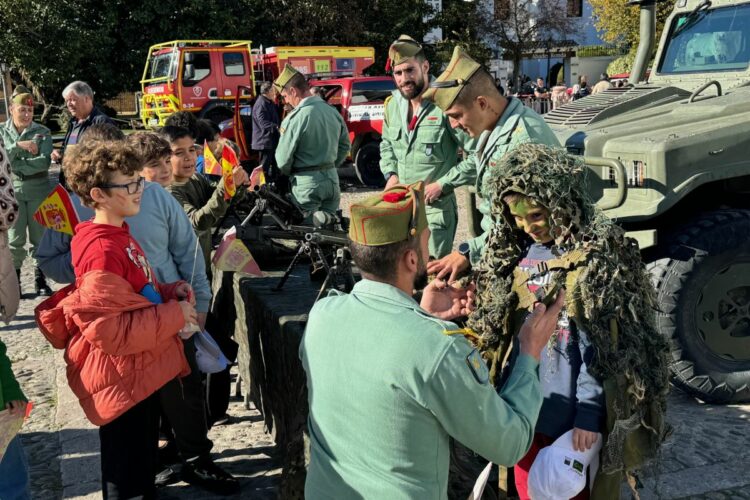 Los escolares rondeños celebran del Día de la Constitución con banderas y junto a los cuerpos y fuerzas de seguridad