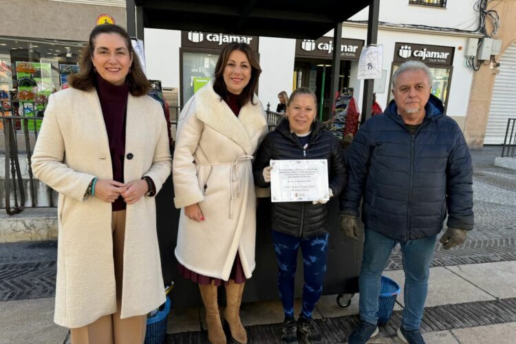 Dedican un homenaje a Isabel y a Juan, los últimos ‘castañeros’ que quedan en Ronda