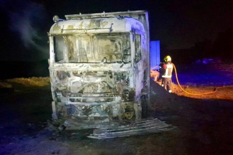 Un camión resulta calcinado tras salir ardiendo en Cortes de la Frontera
