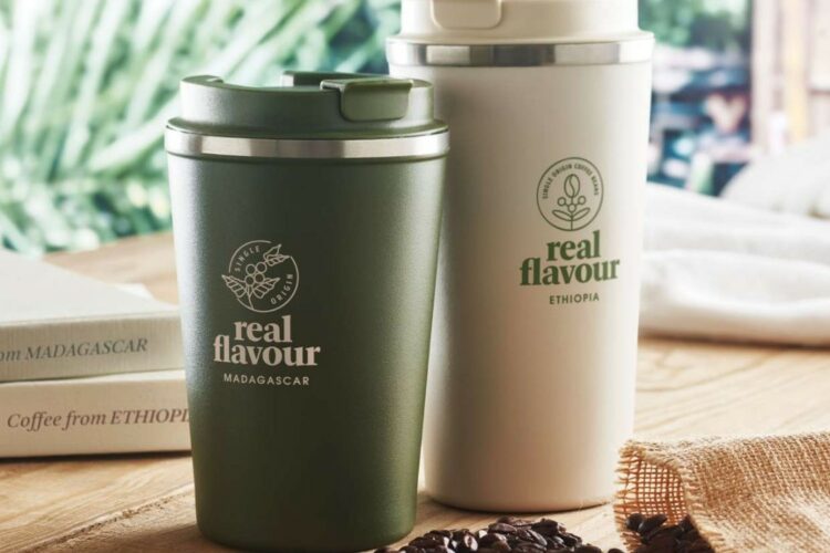 Vasos y tazas personalizadas con tapa: una tendencia en auge
