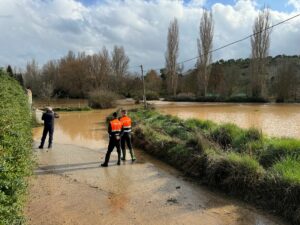 El camino Navares y Tejares ha quedado cortado por la lluvia.