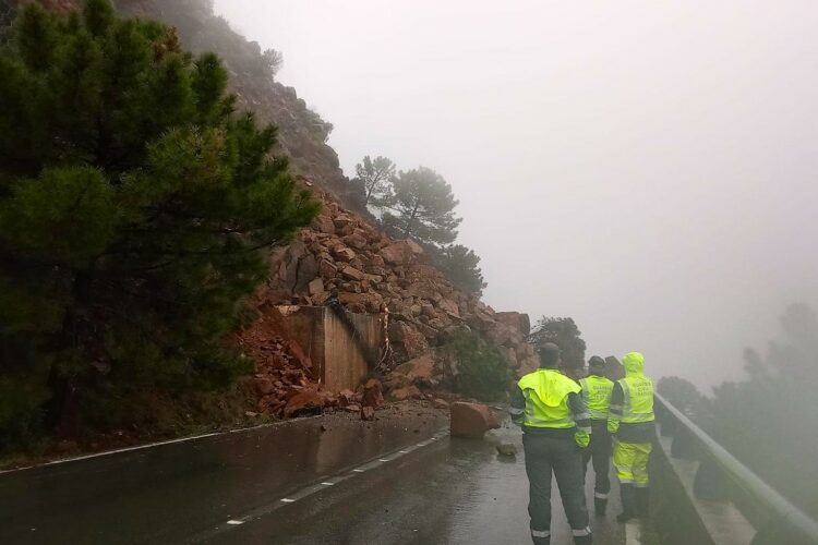 Temporal: Toneladas de rocas y tierra se desploman sobre la carretera A-397 Ronda-San Pedro, que queda totalmente cortada al tráfico