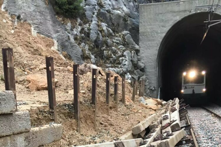 La línea del tren Antequera-Ronda-Algeciras ya lleva diez días cortada por desprendimientos y sin fecha para su reapertura