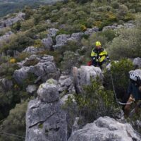 Los bomberos rescatan a un senderista que quedó atrapado en la vía ferrata de Gaucín