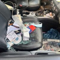 Unos delincuentes rompen las ventanillas de 17 vehículos para robar objetos de valor de su interior