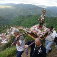 Benalauría celebró con gran ambiente la bajada de la Virgen del Rosario desde el Torreón
