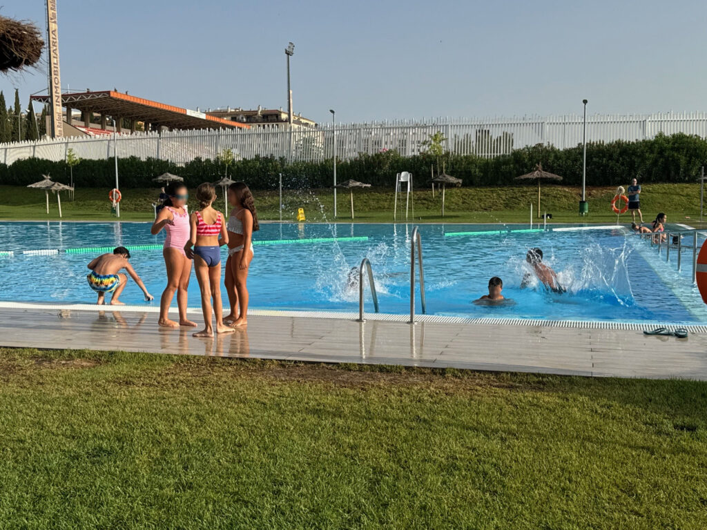 Deportes baja los precios de la piscina municipal 'Manolo López'