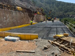 Los trabajos continúan en la carretera.