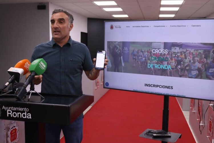 La Concejalía de Deportes presenta su nueva página web con la que se podrán realizar inscripciones en las distintas actividades