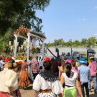 La Hermandad del Rocío de Ronda cruza el Guadalquivir e inicia el camino por los senderos hacia la aldea almonteña