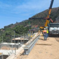 Fomento instala las primeras vigas del nuevo tablero de la carretera Ronda-San Pedro