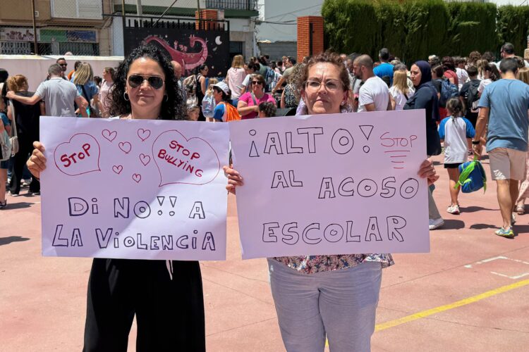 Alumnos, padres y profesores rechazan las «amenazas de muerte» que ha recibido el director del colegio Juan Carrillo